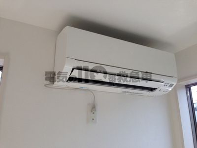 壁に配管を通しエアコンを設置したイメージ