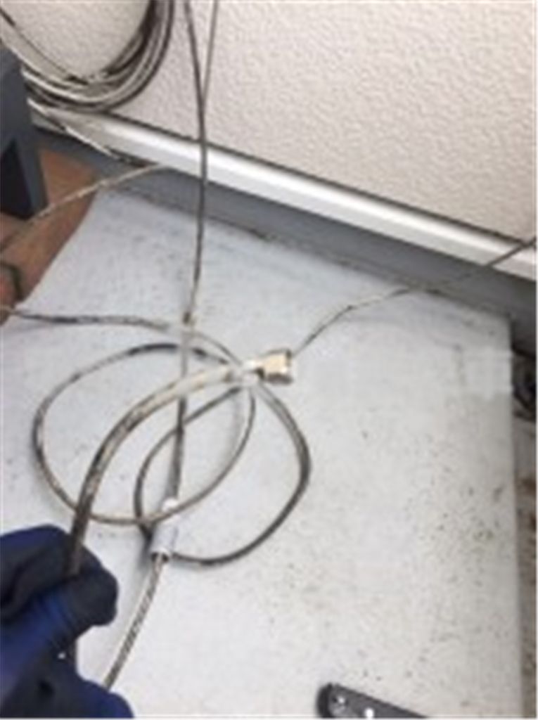 ベランダから室内へ取り込んでいるケーブル