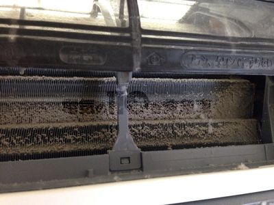 汚れたエアコンの熱交換器のイメージ