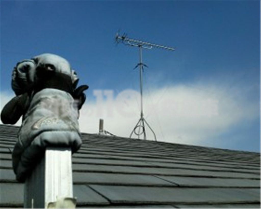 屋根上に設置されているテレビアンテナのイメージ