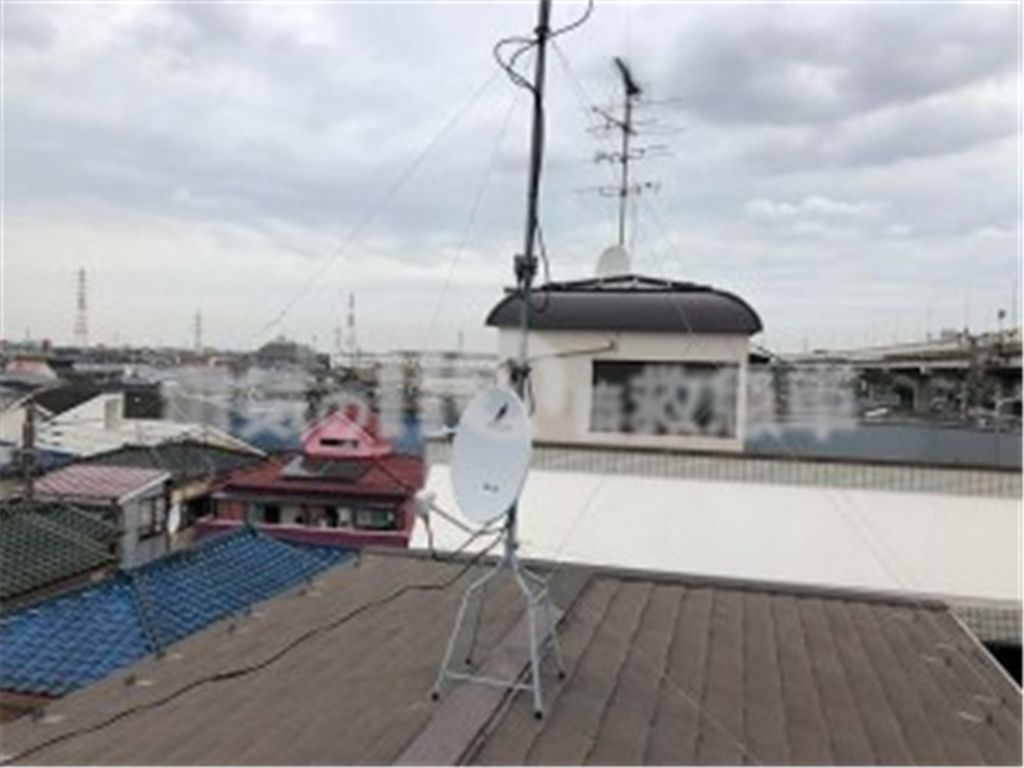 寄棟屋根とアンテナのイメージ