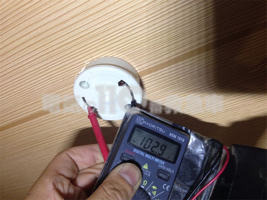 電源の電圧をテスターを使用して測っています