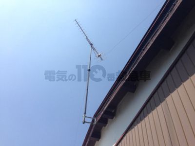 2階の屋根の側面に取り付けられたテレビアンテナ