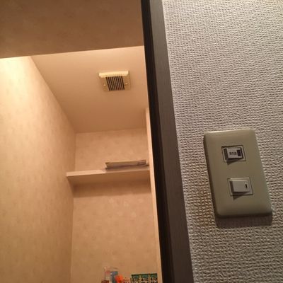 トイレに設置されている片切りスイッチ