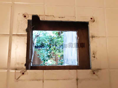 換気扇の取外された浴室のタイル壁