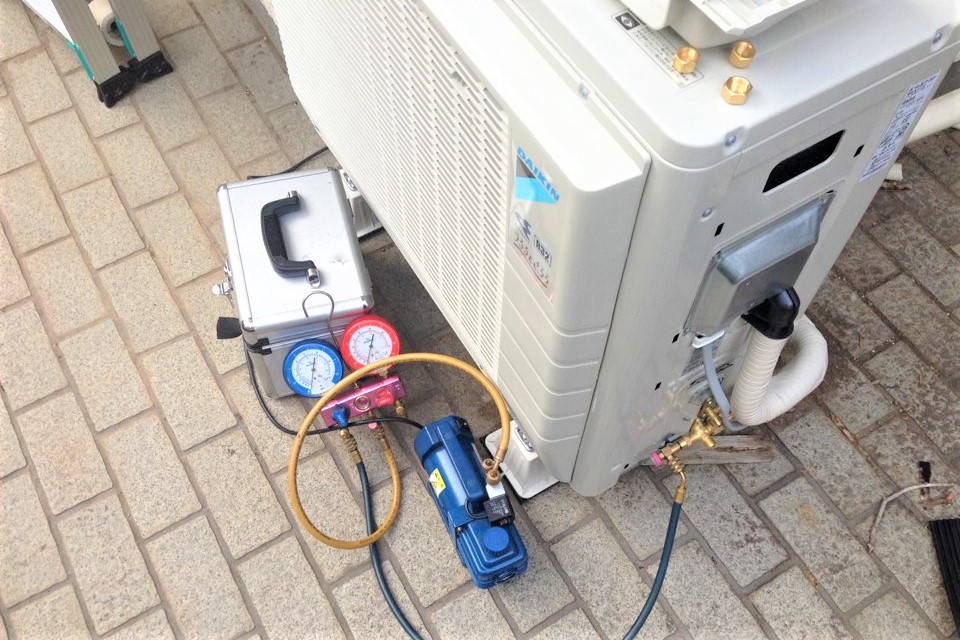 エアコンガス漏れのチャージ