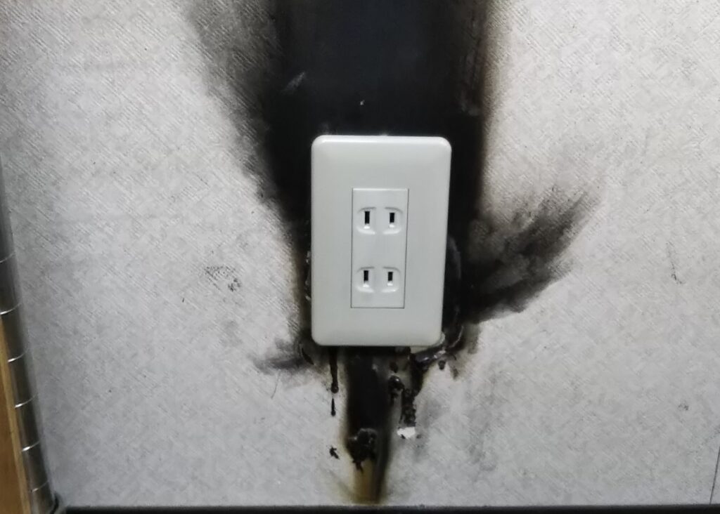 コンセントが焦げてる 発火 火花等のトラブル原因と修理 対処法 電気工事なら電気の110番