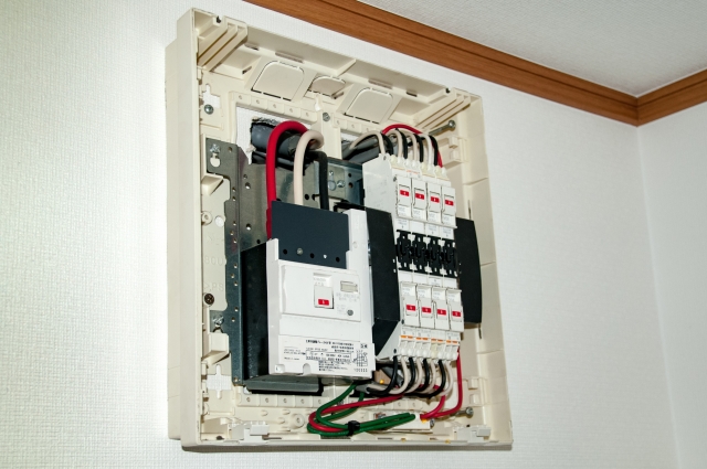 エアコンの専用回路を作る時は、分電盤から直接引く。
