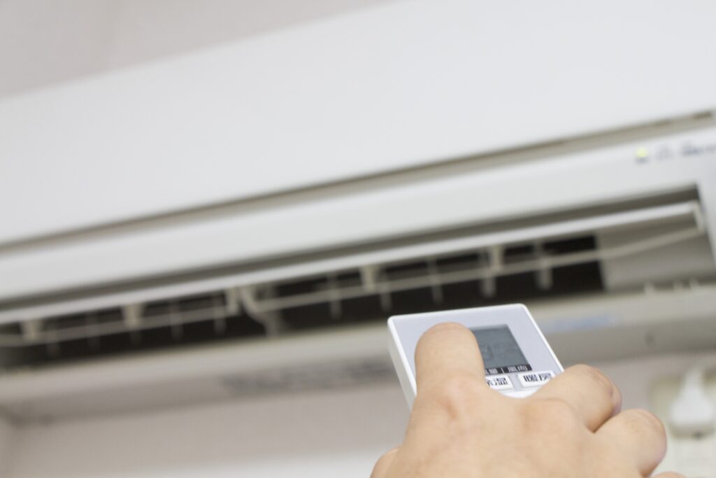 家庭用エアコンの耐用年数は何年？減価償却の計算方法とポイントを詳しく解説