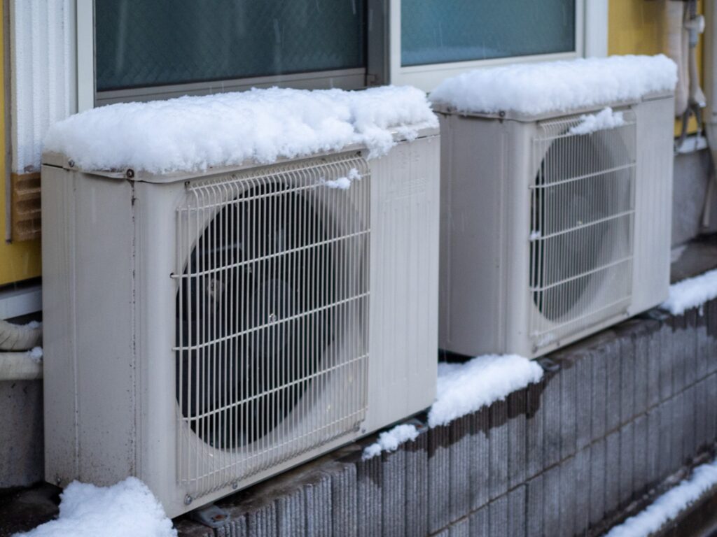 エアコンの室外機が凍る？NG行為と正しい対処方法と予防法