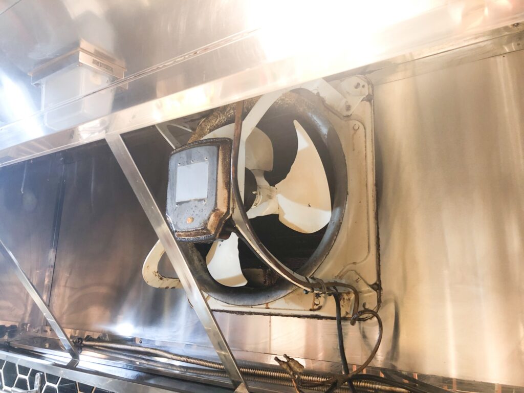 換気扇　会議室用　飲食店用 換気扇の交換するには？飲食店等の事例や長持ちさせる方法も解説