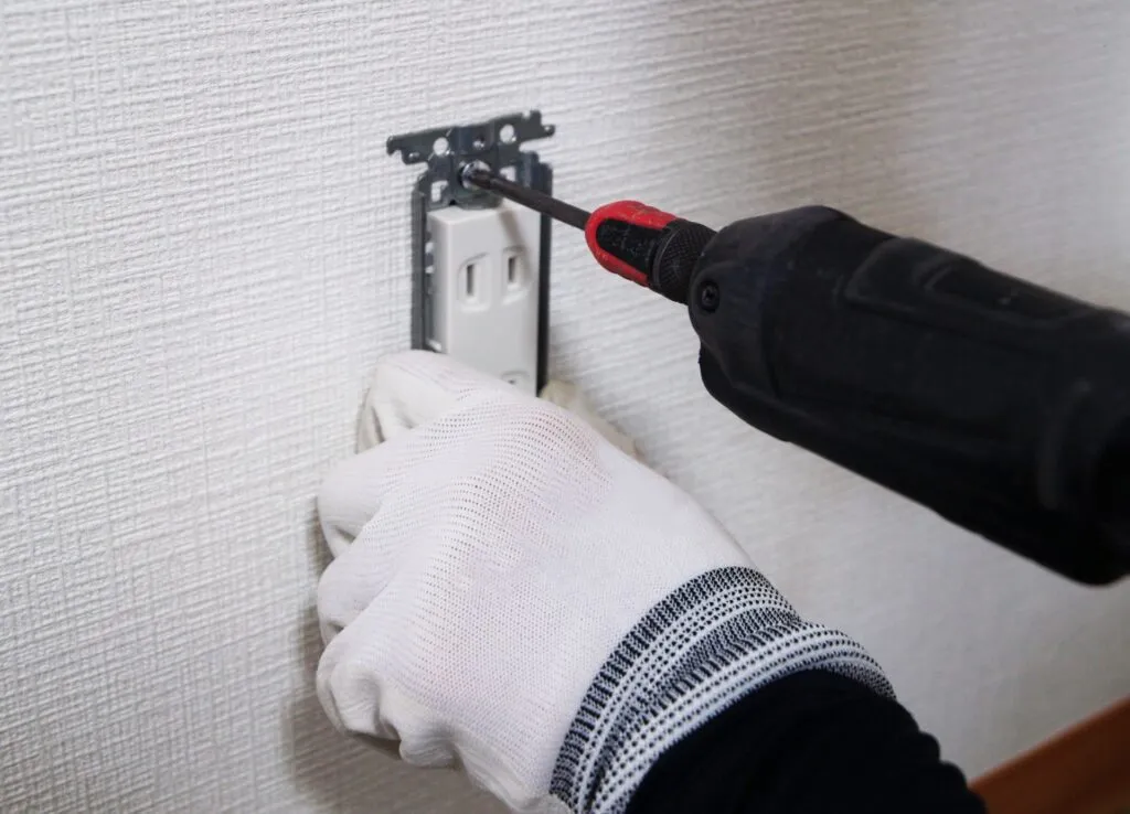 コンセントは故障したら必ず修理しましょう