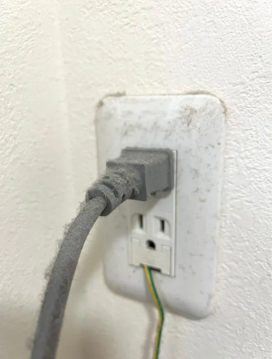 埃によるトラッキング現象が原因