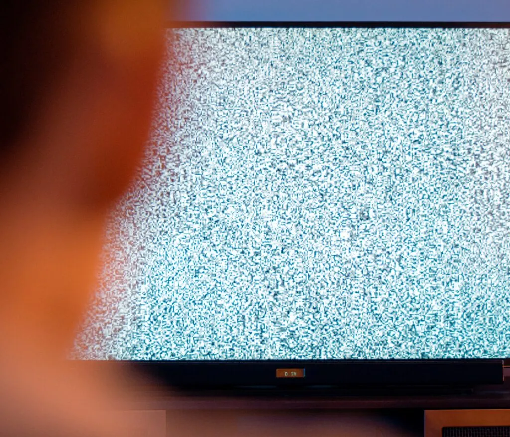 テレビが急に映らなくなった 突然地デジ等が受信ができない 消えてしまう原因や解決方法を解説 電気工事なら電気の110番
