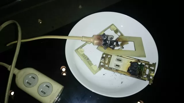 焦げた電源コード イメージ画像