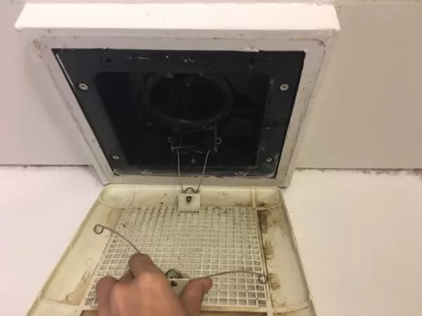 浴室乾燥機のフィルターの清掃