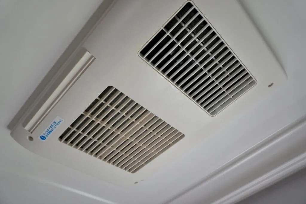 【必見】業務用エアコンの天井からの水漏れを自分で直す具体的方法