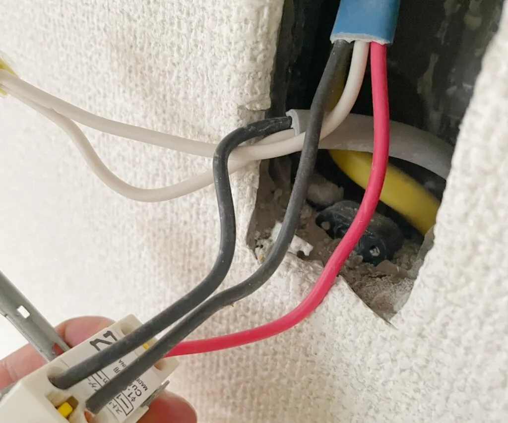 新しいスイッチの取り付ける